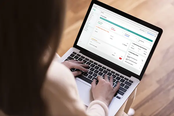 Gözlük deneyen kadın